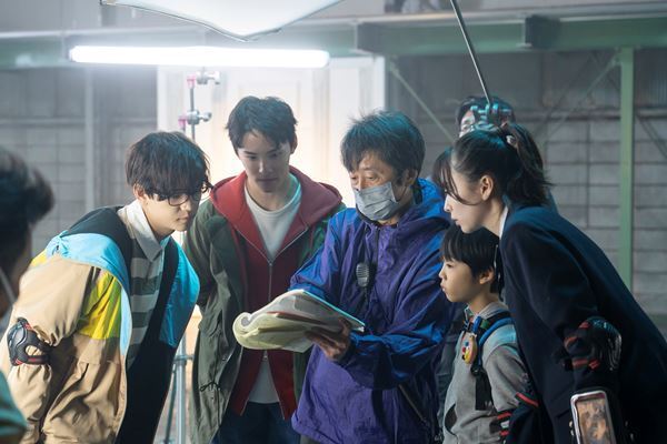 JO1とFANTASTICSは仲が良すぎ!? 映画『逃走中』撮影現場レポート　新場面写真＆メイキング写真7点公開