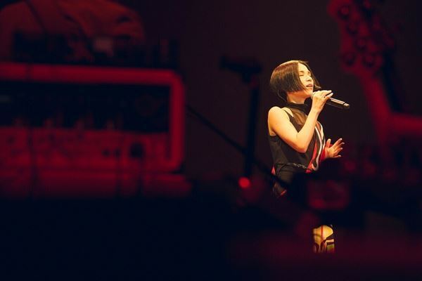 Superflyデビュー15周年を祝う一夜限りのワンマンライブ「Superfly 15th Anniversary Live “Get Back!!”」を開催！ 3年ぶりの有観客ステージで彼女が示した、歌うことへの軽やかな決意