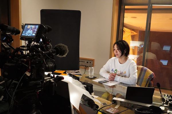 宇多田ヒカル、誕生日に配信イベント開催　サプライズで佐藤健、吉高由里子が登場