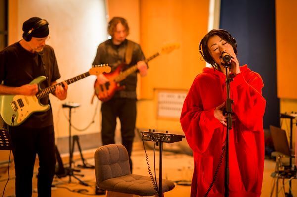 宇多田ヒカル、誕生日に配信イベント開催　サプライズで佐藤健、吉高由里子が登場