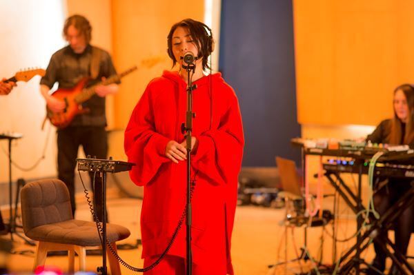 宇多田ヒカル、誕生日に配信イベント開催　サプライズで佐藤健、吉高由里子が登場