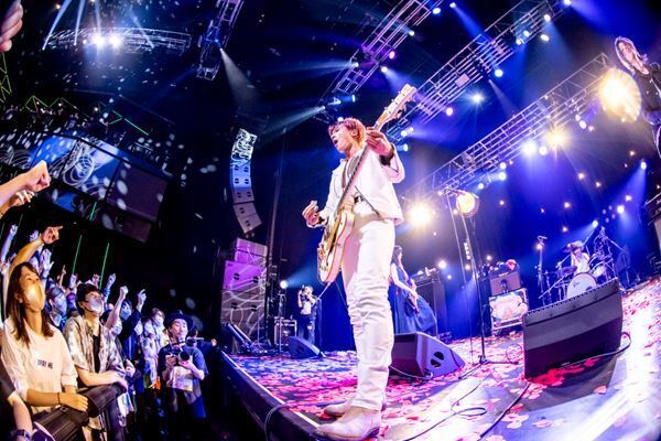 【ライブレポート】a flood of circle『Tour 花降る空に不滅の歌を』Zepp Shinjuku公演