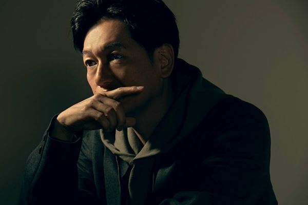 井浦新「柴田恭兵さんは芝居にも人柄にも、品格がある」『連続ドラマW 両刃の斧』インタビュー