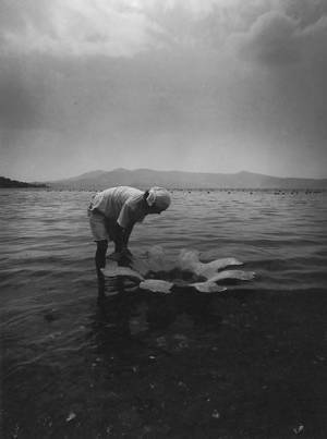 『栗林隆　Roots』神奈川県立近代美術館 葉山で　展示室以外のさまざまな空間で新作インスタレーションを展開