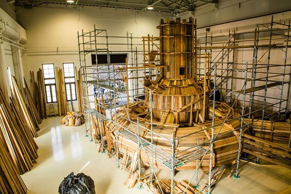 『栗林隆　Roots』神奈川県立近代美術館 葉山で　展示室以外のさまざまな空間で新作インスタレーションを展開