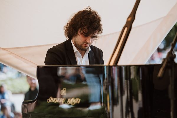 まるでスペインの輝く太陽。期待のピアニスト・ガルシア・ガルシアはユーモアも抜群