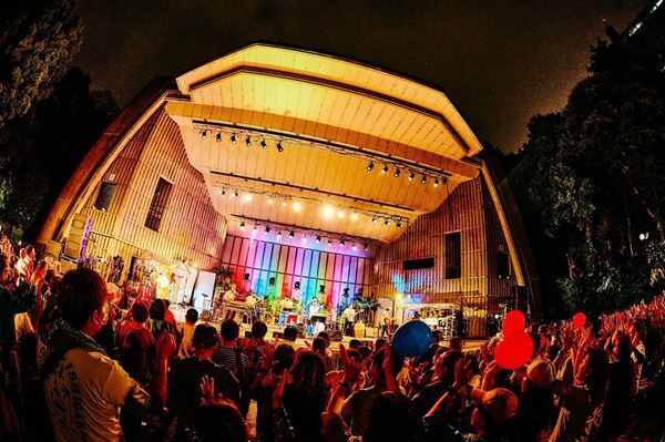 BEGIN「100周年おめでとうございます！」ツアーファイナルとなった日比谷野音レポート