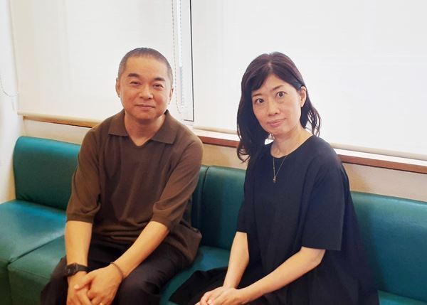 現実と虚構が入り混じる──横山拓也×小山ゆうなが語る、ファンタジックなコメディ『ワタシタチハモノガタリ』