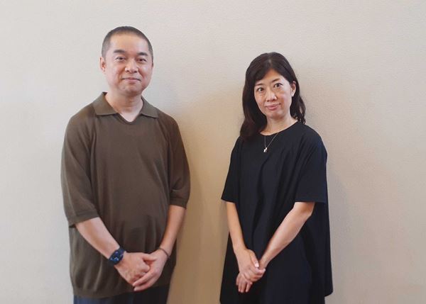 現実と虚構が入り混じる──横山拓也×小山ゆうなが語る、ファンタジックなコメディ『ワタシタチハモノガタリ』