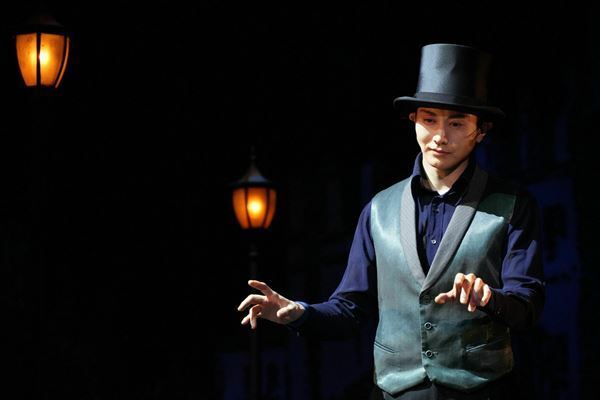 石丸幹二が円熟味を増した多彩な表情と歌声で魅了　音楽劇『ライムライト』上演中
