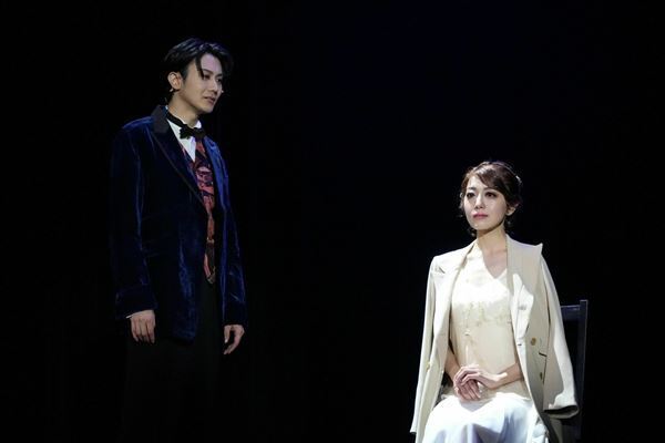 石丸幹二が円熟味を増した多彩な表情と歌声で魅了　音楽劇『ライムライト』上演中