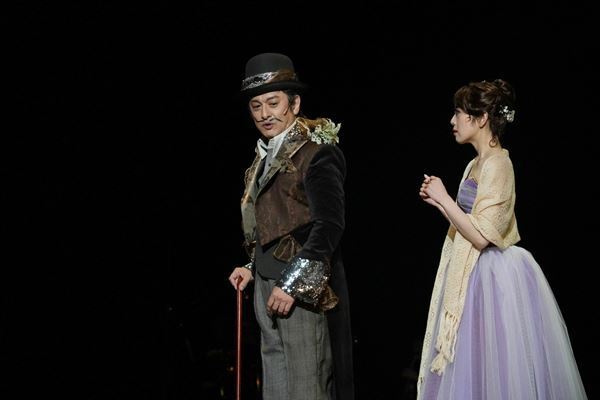 石丸幹二が円熟味を増した多彩な表情と歌声で魅了　音楽劇『ライムライト』上演中
