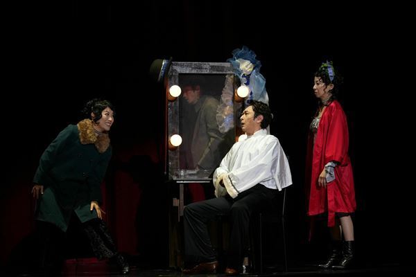 石丸幹二が円熟味を増した多彩な表情と歌声で魅了　音楽劇『ライムライト』上演中