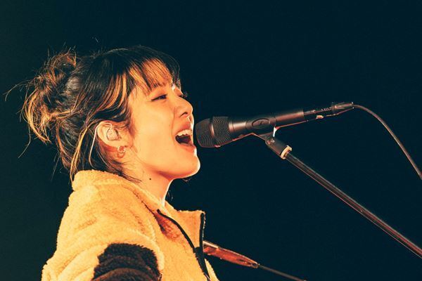 あいみょん、甲子園弾き語りライブのオフィシャルレポート到着「西宮というこの街でシンガーソングライターになることを夢見てよかった」