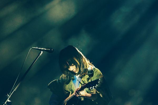 あいみょん、甲子園弾き語りライブのオフィシャルレポート到着「西宮というこの街でシンガーソングライターになることを夢見てよかった」