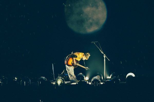 あいみょん、甲子園弾き語りライブのオフィシャルレポート到着「西宮というこの街でシンガーソングライターになることを夢見てよかった」