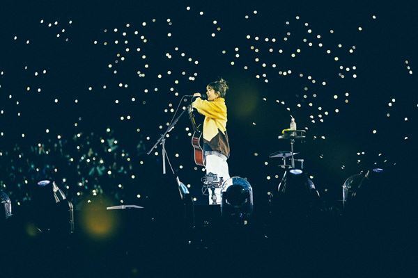 あいみょん、甲子園弾き語りライブのオフィシャルレポート到着「西宮というこの街でシンガーソングライターになることを夢見てよかった」