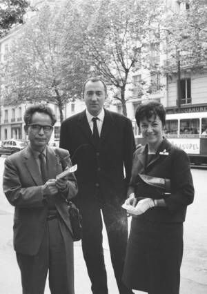 森田子龍（左）とスーラージュ（中央）1963年、パリにて