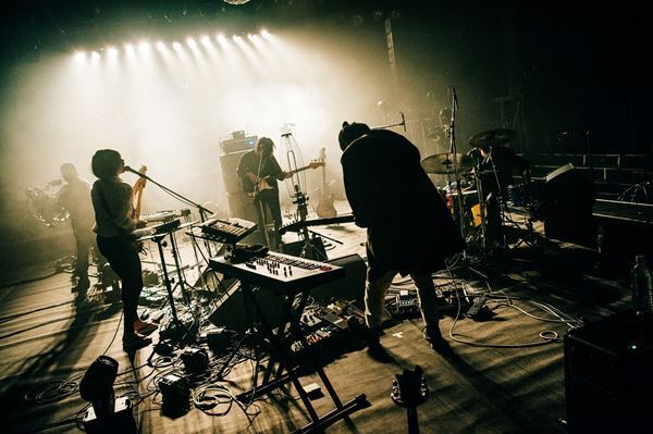 君島大空が合奏で『縫層』に宿した圧倒的な生命力　配信ライブ『層に電送』レポート