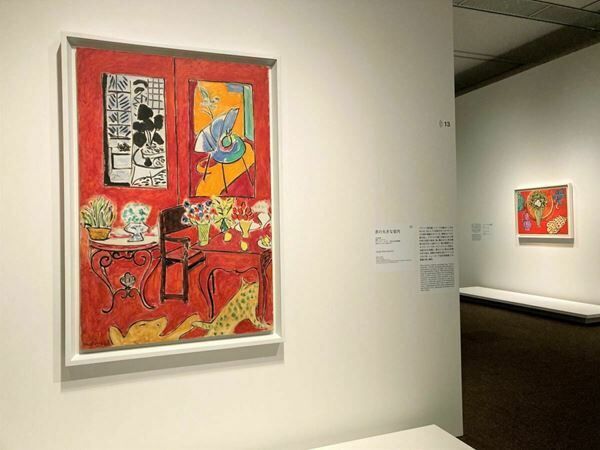 5章「広がりと実験1930-1937」展示風景より左：《赤の大きな室内》1948年右：《マグノリアのある静物》1941年いずれもポンピドゥー・センター／国立近代美術館蔵