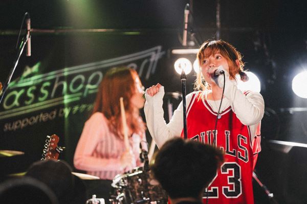 yummy’g、アスノポラリス、OKOJO、Subway Daydreamそれぞれの音楽とポップネスを真摯に追求する4組が集った『Grasshopper WEST vol.4』ライブレポート