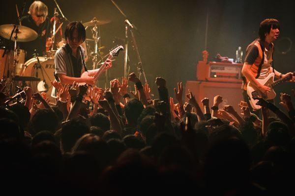 結成35周年を迎えるthe pillows　渾身の「LOSTMAN GO TO CITY」ファイナルで“好きな世界”を奪還【ライブレポート】