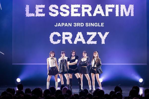 LE SSERAFIM、日本3rdシングル 「CRAZY」 メディアショーケースでパフォーマンスを生披露　ピオナの大歓声に包まれたショータイム