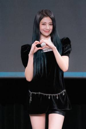 LE SSERAFIM、日本3rdシングル 「CRAZY」 メディアショーケースでパフォーマンスを生披露　ピオナの大歓声に包まれたショータイム