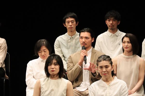 総勢43名が登壇！　新国立劇場『デカローグ1〜10』制作発表会見