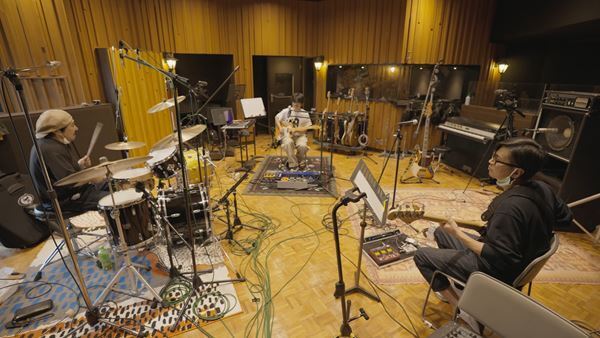 くるりオリジナルメンバー3人が20年ぶりに楽曲制作！　ドキュメンタリー映画の場面写真が公開