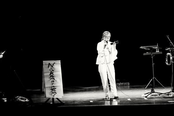 【ライブレポート】NakamuraEmiをゲストに迎えた『佐々木亮介弾き語り興行 “雷よ静かに轟け” 第二夜』