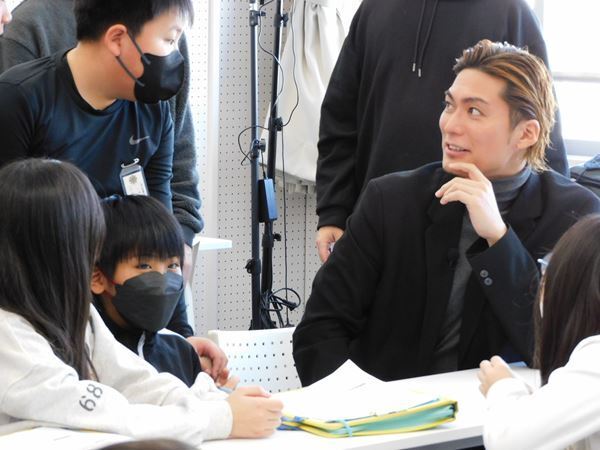 EXILE SHOKICHIが母校の小学生と交流　苫小牧市のゼロカーボン促進PR動画に出演