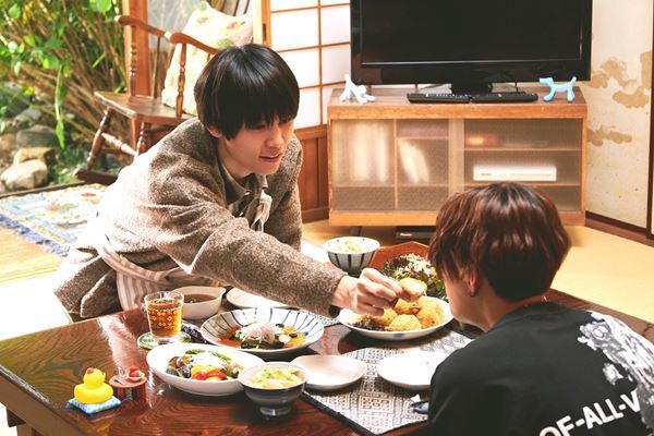 萩原利久が八木勇征に“エビコロ”を食べさせるシーンほか『劇場版　美しい彼』写真3点が解禁