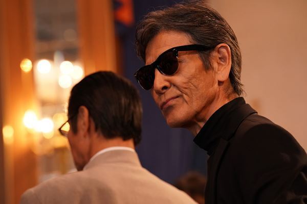 タカ＆ユージがクールに銃を構える『あぶない刑事』場面写真4点公開