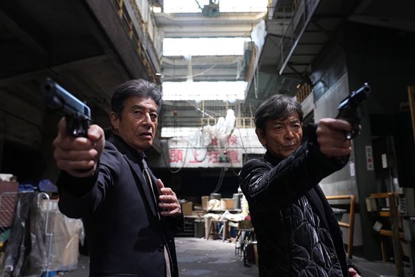 タカ＆ユージがクールに銃を構える『あぶない刑事』場面写真4点公開
