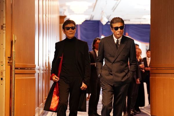 タカ＆ユージがクールに銃を構える『あぶない刑事』場面写真4点公開