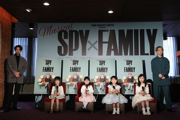 「よろろすおねがいするます！」ミュージカル『SPY×FAMILY』アーニャ役お披露目ミニ会見開催 “ちち”の森崎ウィン、鈴木拡樹も登場