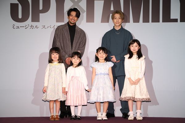 「よろろすおねがいするます！」ミュージカル『SPY×FAMILY』アーニャ役お披露目ミニ会見開催 “ちち”の森崎ウィン、鈴木拡樹も登場