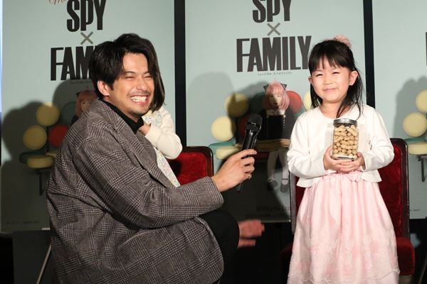 「よろろすおねがいするます！」ミュージカル『SPY×FAMILY』アーニャ役お披露目ミニ会見開催 “ちち”の森崎ウィン、鈴木拡樹も登場