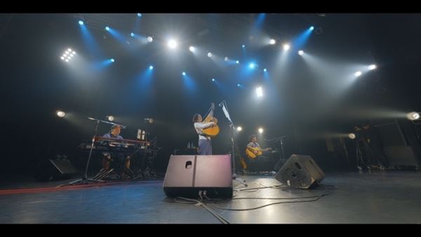 阿部真央、アコースティックツアー東京公演より「ロンリー」ライブ映像公開