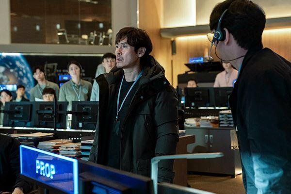 『THE MOON』 度肝を抜く「月の裏」からの救出劇！　EXO ド・ギョンスが宇宙飛行士役【おとなの映画ガイド】