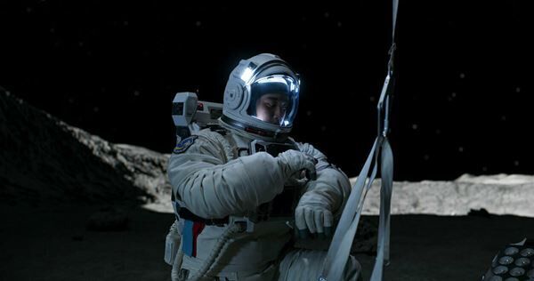 『THE MOON』 度肝を抜く「月の裏」からの救出劇！　EXO ド・ギョンスが宇宙飛行士役【おとなの映画ガイド】