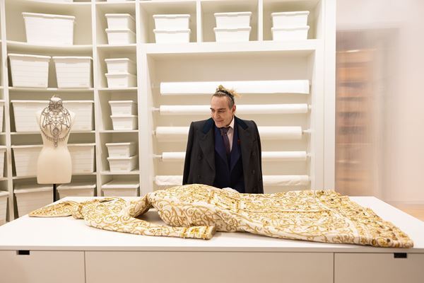 世界的デザイナーの謎に迫るドキュメンタリー『ジョン・ガリアーノ』メインビジュアル＆予告編＆場面写真公開