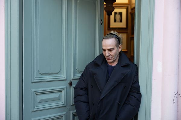 世界的デザイナーの謎に迫るドキュメンタリー『ジョン・ガリアーノ』メインビジュアル＆予告編＆場面写真公開