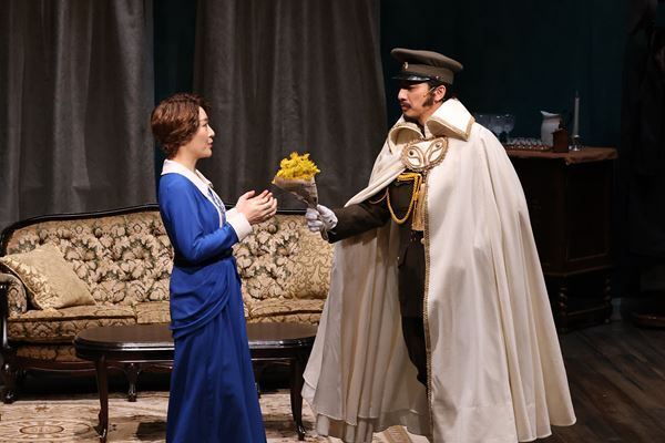 ひとつの家族と、彼らを取り巻く人々の目を通して描く、戦争の悲劇『白衛軍 The White Guard』公演レポート