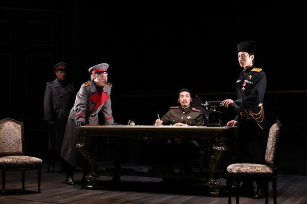 ひとつの家族と、彼らを取り巻く人々の目を通して描く、戦争の悲劇『白衛軍 The White Guard』公演レポート