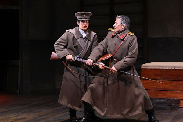 ひとつの家族と、彼らを取り巻く人々の目を通して描く、戦争の悲劇『白衛軍 The White Guard』公演レポート