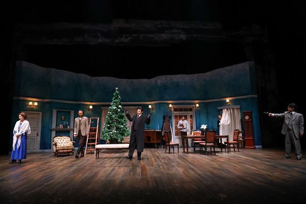 ひとつの家族と、彼らを取り巻く人々の目を通して描く、戦争の悲劇『白衛軍 The White Guard』公演レポート