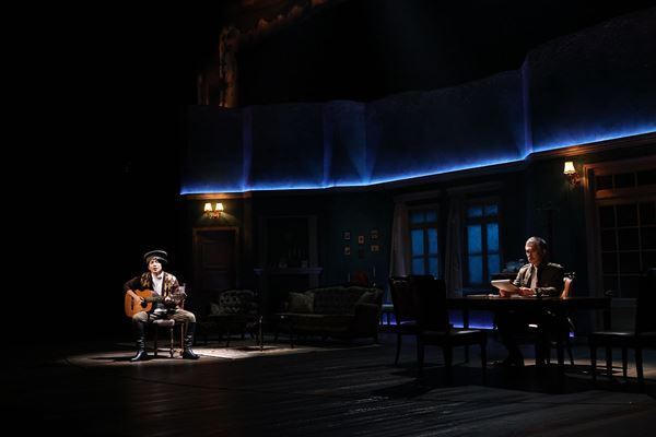 ひとつの家族と、彼らを取り巻く人々の目を通して描く、戦争の悲劇『白衛軍 The White Guard』公演レポート