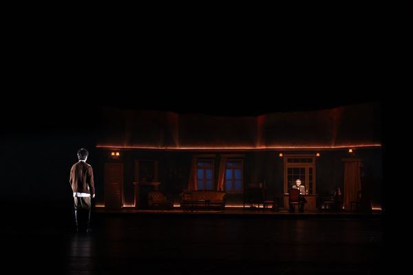 ひとつの家族と、彼らを取り巻く人々の目を通して描く、戦争の悲劇『白衛軍 The White Guard』公演レポート